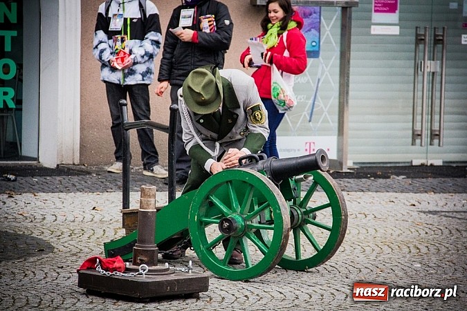 Zdjęcie w galerii na portalu naszraciborz.pl: Wielka Orkiestra Owsiaka na Rynku - z morsami, strażakami i braćmi kurkowymi wiadomości z regionu