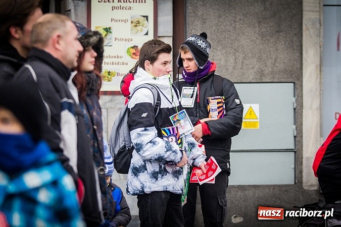 Zdjęcie w galerii na portalu naszraciborz.pl: Wielka Orkiestra Owsiaka na Rynku - z morsami, strażakami i braćmi kurkowymi wiadomości z regionu