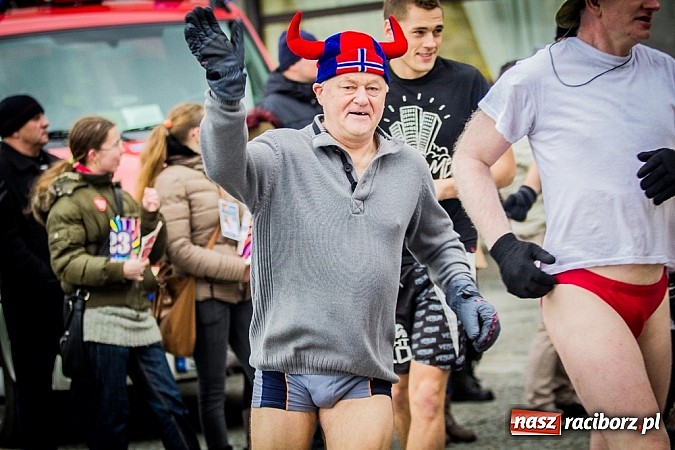 Zdjęcie w galerii na portalu naszraciborz.pl: Wielka Orkiestra Owsiaka na Rynku - z morsami, strażakami i braćmi kurkowymi wiadomości z regionu