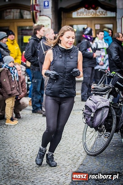 Zdjęcie w galerii na portalu naszraciborz.pl: Wielka Orkiestra Owsiaka na Rynku - z morsami, strażakami i braćmi kurkowymi wiadomości z regionu