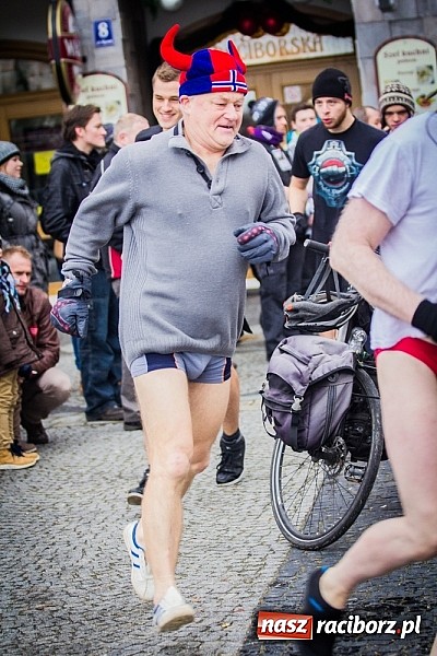 Zdjęcie w galerii na portalu naszraciborz.pl: Wielka Orkiestra Owsiaka na Rynku - z morsami, strażakami i braćmi kurkowymi wiadomości z regionu