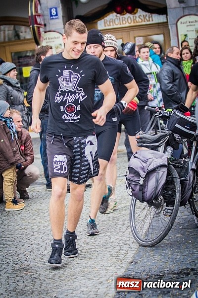 Zdjęcie w galerii na portalu naszraciborz.pl: Wielka Orkiestra Owsiaka na Rynku - z morsami, strażakami i braćmi kurkowymi wiadomości z regionu