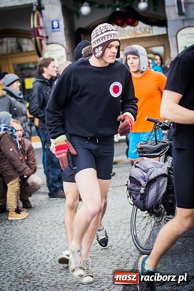 Zdjęcie w galerii na portalu naszraciborz.pl: Wielka Orkiestra Owsiaka na Rynku - z morsami, strażakami i braćmi kurkowymi wiadomości z regionu