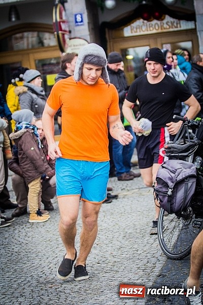 Zdjęcie w galerii na portalu naszraciborz.pl: Wielka Orkiestra Owsiaka na Rynku - z morsami, strażakami i braćmi kurkowymi wiadomości z regionu