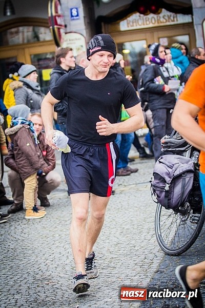 Zdjęcie w galerii na portalu naszraciborz.pl: Wielka Orkiestra Owsiaka na Rynku - z morsami, strażakami i braćmi kurkowymi wiadomości z regionu