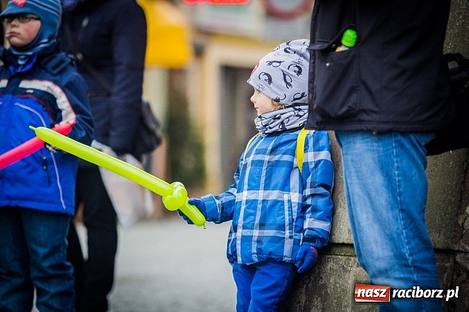 Zdjęcie w galerii na portalu naszraciborz.pl: Wielka Orkiestra Owsiaka na Rynku - z morsami, strażakami i braćmi kurkowymi wiadomości z regionu