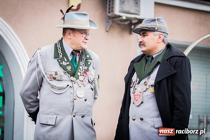 Zdjęcie w galerii na portalu naszraciborz.pl: Wielka Orkiestra Owsiaka na Rynku - z morsami, strażakami i braćmi kurkowymi wiadomości z regionu