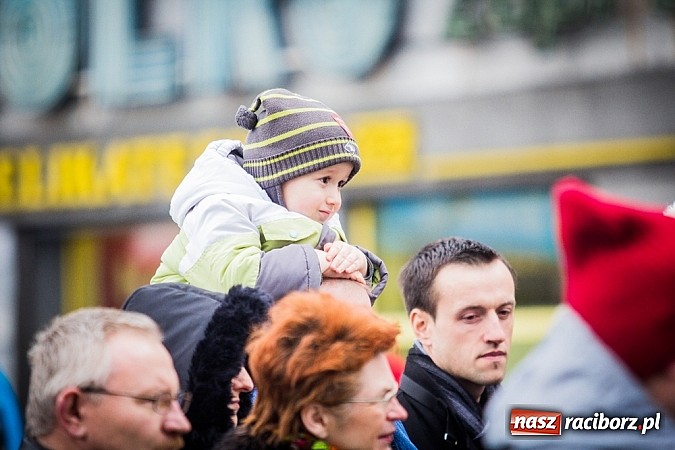 Zdjęcie w galerii na portalu naszraciborz.pl: Wielka Orkiestra Owsiaka na Rynku - z morsami, strażakami i braćmi kurkowymi wiadomości z regionu