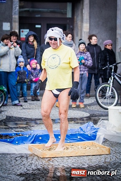 Zdjęcie w galerii na portalu naszraciborz.pl: Wielka Orkiestra Owsiaka na Rynku - z morsami, strażakami i braćmi kurkowymi wiadomości z regionu