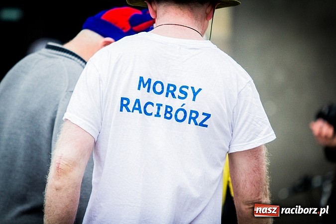 Zdjęcie w galerii na portalu naszraciborz.pl: Wielka Orkiestra Owsiaka na Rynku - z morsami, strażakami i braćmi kurkowymi wiadomości z regionu