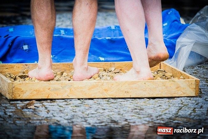 Zdjęcie w galerii na portalu naszraciborz.pl: Wielka Orkiestra Owsiaka na Rynku - z morsami, strażakami i braćmi kurkowymi wiadomości z regionu