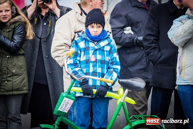 Zdjęcie w galerii na portalu naszraciborz.pl: Wielka Orkiestra Owsiaka na Rynku - z morsami, strażakami i braćmi kurkowymi wiadomości z regionu