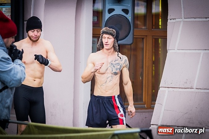 Zdjęcie w galerii na portalu naszraciborz.pl: Wielka Orkiestra Owsiaka na Rynku - z morsami, strażakami i braćmi kurkowymi wiadomości z regionu