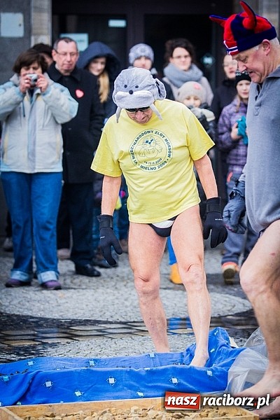 Zdjęcie w galerii na portalu naszraciborz.pl: Wielka Orkiestra Owsiaka na Rynku - z morsami, strażakami i braćmi kurkowymi wiadomości z regionu