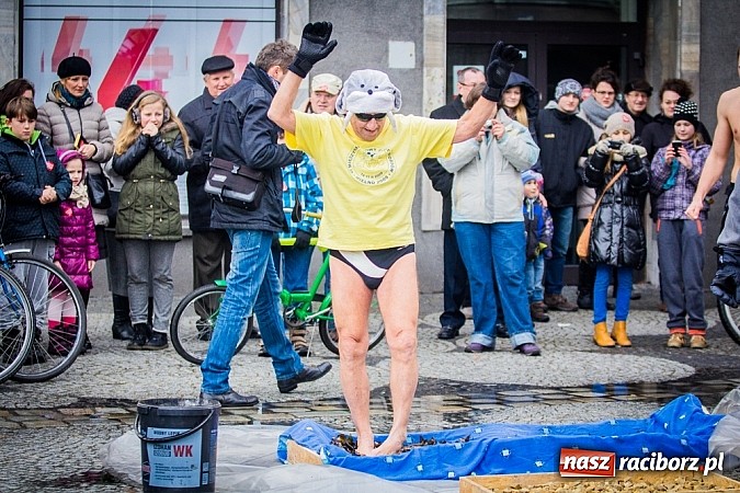 Zdjęcie w galerii na portalu naszraciborz.pl: Wielka Orkiestra Owsiaka na Rynku - z morsami, strażakami i braćmi kurkowymi wiadomości z regionu