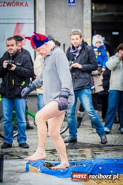 Zdjęcie w galerii na portalu naszraciborz.pl: Wielka Orkiestra Owsiaka na Rynku - z morsami, strażakami i braćmi kurkowymi wiadomości z regionu