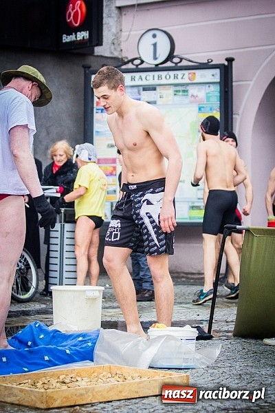 Zdjęcie w galerii na portalu naszraciborz.pl: Wielka Orkiestra Owsiaka na Rynku - z morsami, strażakami i braćmi kurkowymi wiadomości z regionu