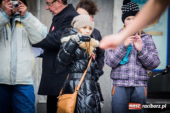 Zdjęcie w galerii na portalu naszraciborz.pl: Wielka Orkiestra Owsiaka na Rynku - z morsami, strażakami i braćmi kurkowymi wiadomości z regionu