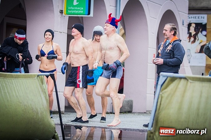 Zdjęcie w galerii na portalu naszraciborz.pl: Wielka Orkiestra Owsiaka na Rynku - z morsami, strażakami i braćmi kurkowymi wiadomości z regionu