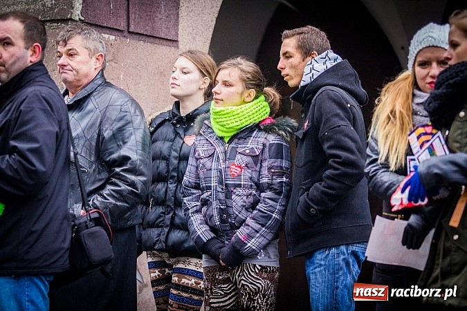 Zdjęcie w galerii na portalu naszraciborz.pl: Wielka Orkiestra Owsiaka na Rynku - z morsami, strażakami i braćmi kurkowymi wiadomości z regionu