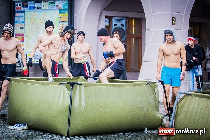 Zdjęcie w galerii na portalu naszraciborz.pl: Wielka Orkiestra Owsiaka na Rynku - z morsami, strażakami i braćmi kurkowymi wiadomości z regionu