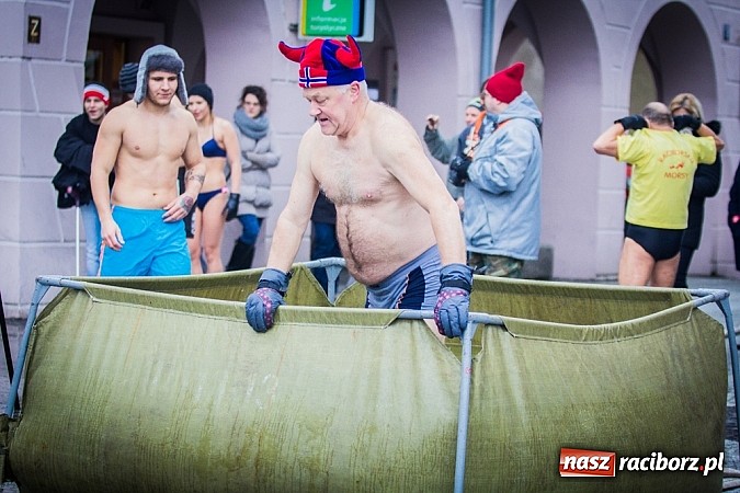 Zdjęcie w galerii na portalu naszraciborz.pl: Wielka Orkiestra Owsiaka na Rynku - z morsami, strażakami i braćmi kurkowymi wiadomości z regionu