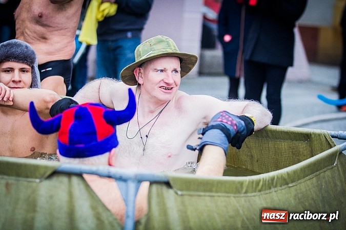 Zdjęcie w galerii na portalu naszraciborz.pl: Wielka Orkiestra Owsiaka na Rynku - z morsami, strażakami i braćmi kurkowymi wiadomości z regionu