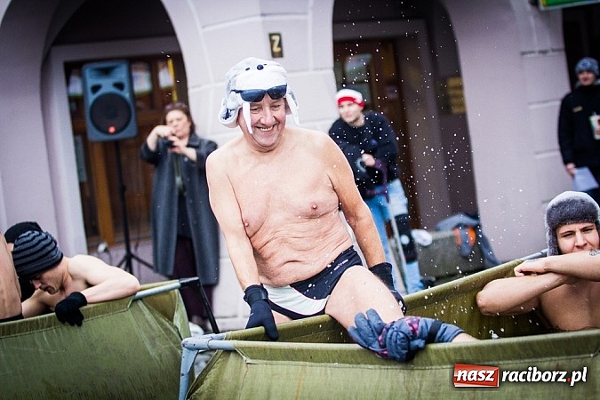 Zdjęcie w galerii na portalu naszraciborz.pl: Wielka Orkiestra Owsiaka na Rynku - z morsami, strażakami i braćmi kurkowymi wiadomości z regionu