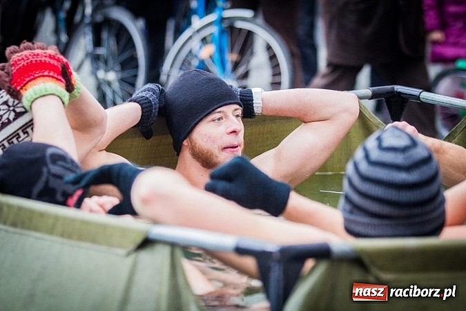 Zdjęcie w galerii na portalu naszraciborz.pl: Wielka Orkiestra Owsiaka na Rynku - z morsami, strażakami i braćmi kurkowymi wiadomości z regionu