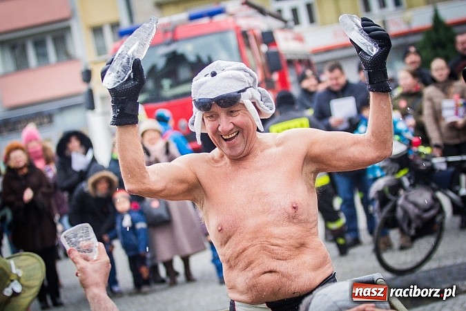 Zdjęcie w galerii na portalu naszraciborz.pl: Wielka Orkiestra Owsiaka na Rynku - z morsami, strażakami i braćmi kurkowymi wiadomości z regionu