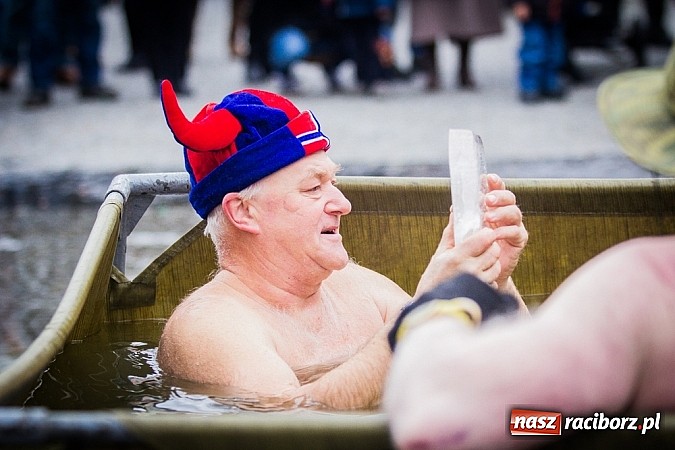 Zdjęcie w galerii na portalu naszraciborz.pl: Wielka Orkiestra Owsiaka na Rynku - z morsami, strażakami i braćmi kurkowymi wiadomości z regionu