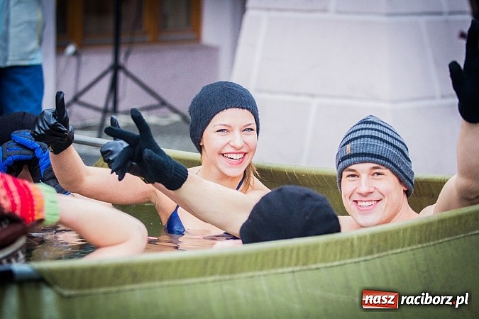 Zdjęcie w galerii na portalu naszraciborz.pl: Wielka Orkiestra Owsiaka na Rynku - z morsami, strażakami i braćmi kurkowymi wiadomości z regionu