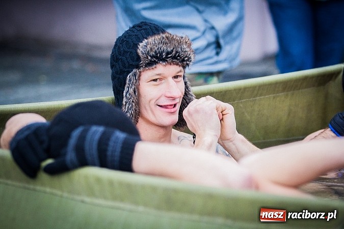 Zdjęcie w galerii na portalu naszraciborz.pl: Wielka Orkiestra Owsiaka na Rynku - z morsami, strażakami i braćmi kurkowymi wiadomości z regionu