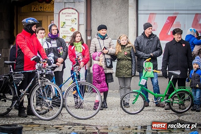Zdjęcie w galerii na portalu naszraciborz.pl: Wielka Orkiestra Owsiaka na Rynku - z morsami, strażakami i braćmi kurkowymi wiadomości z regionu