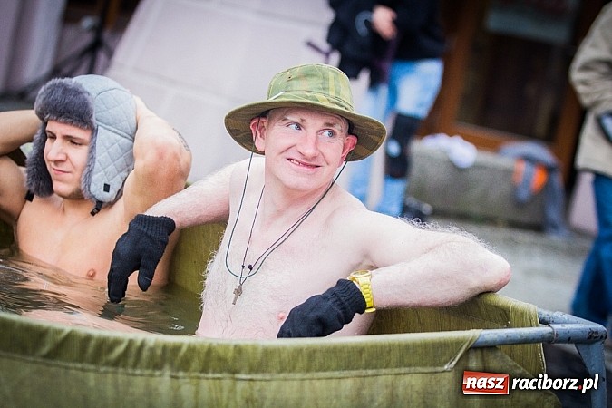 Zdjęcie w galerii na portalu naszraciborz.pl: Wielka Orkiestra Owsiaka na Rynku - z morsami, strażakami i braćmi kurkowymi wiadomości z regionu