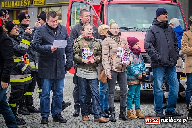 Zdjęcie w galerii na portalu naszraciborz.pl: Wielka Orkiestra Owsiaka na Rynku - z morsami, strażakami i braćmi kurkowymi wiadomości z regionu