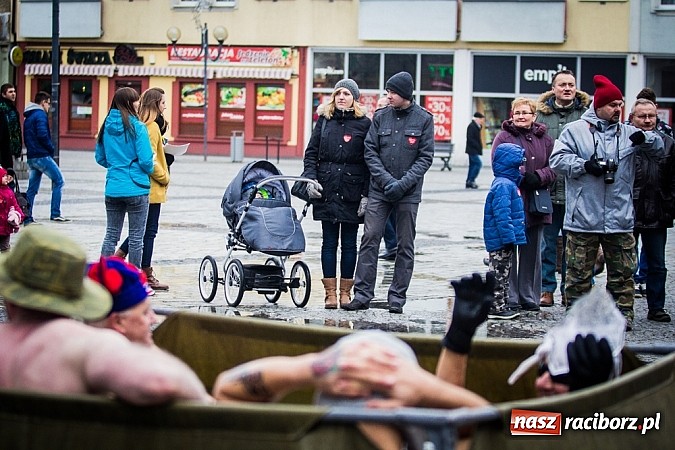 Zdjęcie w galerii na portalu naszraciborz.pl: Wielka Orkiestra Owsiaka na Rynku - z morsami, strażakami i braćmi kurkowymi wiadomości z regionu