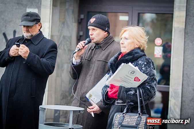 Zdjęcie w galerii na portalu naszraciborz.pl: Wielka Orkiestra Owsiaka na Rynku - z morsami, strażakami i braćmi kurkowymi wiadomości z regionu