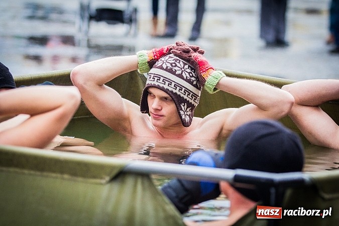 Zdjęcie w galerii na portalu naszraciborz.pl: Wielka Orkiestra Owsiaka na Rynku - z morsami, strażakami i braćmi kurkowymi wiadomości z regionu