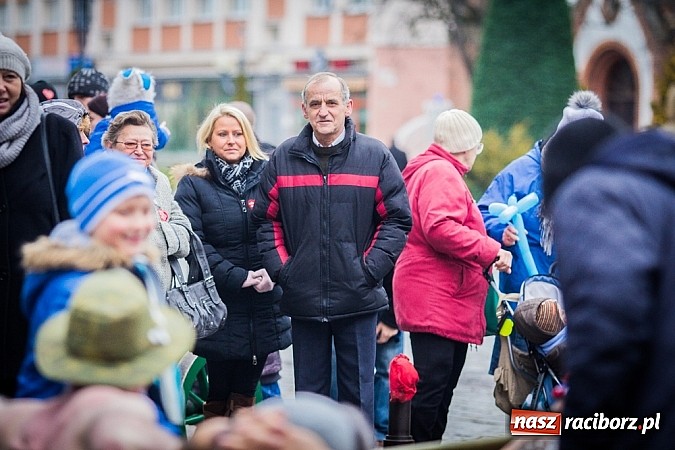Zdjęcie w galerii na portalu naszraciborz.pl: Wielka Orkiestra Owsiaka na Rynku - z morsami, strażakami i braćmi kurkowymi wiadomości z regionu