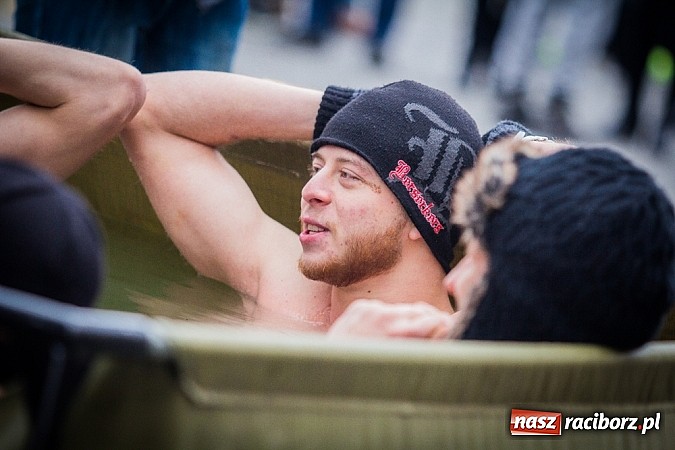 Zdjęcie w galerii na portalu naszraciborz.pl: Wielka Orkiestra Owsiaka na Rynku - z morsami, strażakami i braćmi kurkowymi wiadomości z regionu