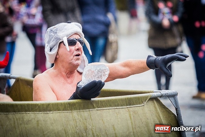 Zdjęcie w galerii na portalu naszraciborz.pl: Wielka Orkiestra Owsiaka na Rynku - z morsami, strażakami i braćmi kurkowymi wiadomości z regionu