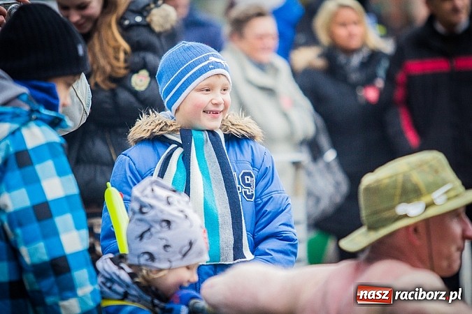 Zdjęcie w galerii na portalu naszraciborz.pl: Wielka Orkiestra Owsiaka na Rynku - z morsami, strażakami i braćmi kurkowymi wiadomości z regionu