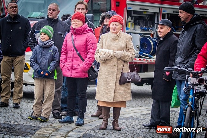 Zdjęcie w galerii na portalu naszraciborz.pl: Wielka Orkiestra Owsiaka na Rynku - z morsami, strażakami i braćmi kurkowymi wiadomości z regionu