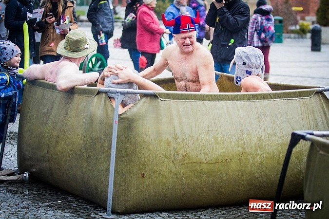 Zdjęcie w galerii na portalu naszraciborz.pl: Wielka Orkiestra Owsiaka na Rynku - z morsami, strażakami i braćmi kurkowymi wiadomości z regionu