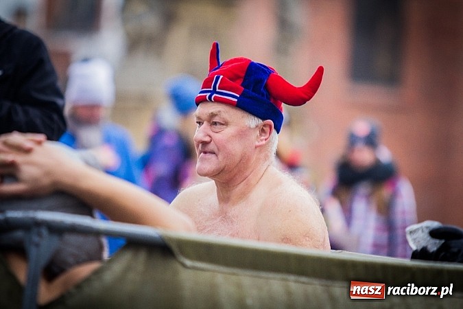 Zdjęcie w galerii na portalu naszraciborz.pl: Wielka Orkiestra Owsiaka na Rynku - z morsami, strażakami i braćmi kurkowymi wiadomości z regionu