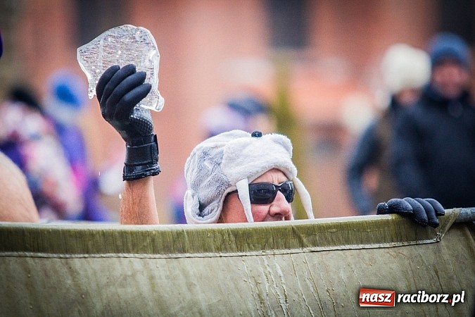 Zdjęcie w galerii na portalu naszraciborz.pl: Wielka Orkiestra Owsiaka na Rynku - z morsami, strażakami i braćmi kurkowymi wiadomości z regionu
