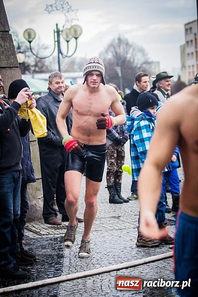 Zdjęcie w galerii na portalu naszraciborz.pl: Wielka Orkiestra Owsiaka na Rynku - z morsami, strażakami i braćmi kurkowymi wiadomości z regionu