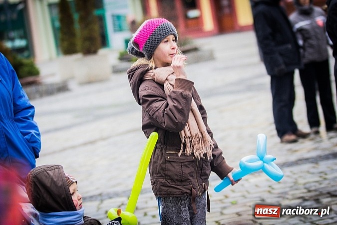 Zdjęcie w galerii na portalu naszraciborz.pl: Wielka Orkiestra Owsiaka na Rynku - z morsami, strażakami i braćmi kurkowymi wiadomości z regionu