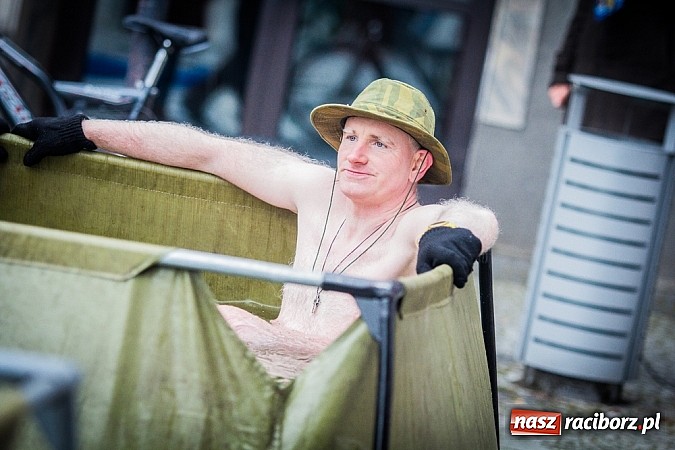 Zdjęcie w galerii na portalu naszraciborz.pl: Wielka Orkiestra Owsiaka na Rynku - z morsami, strażakami i braćmi kurkowymi wiadomości z regionu